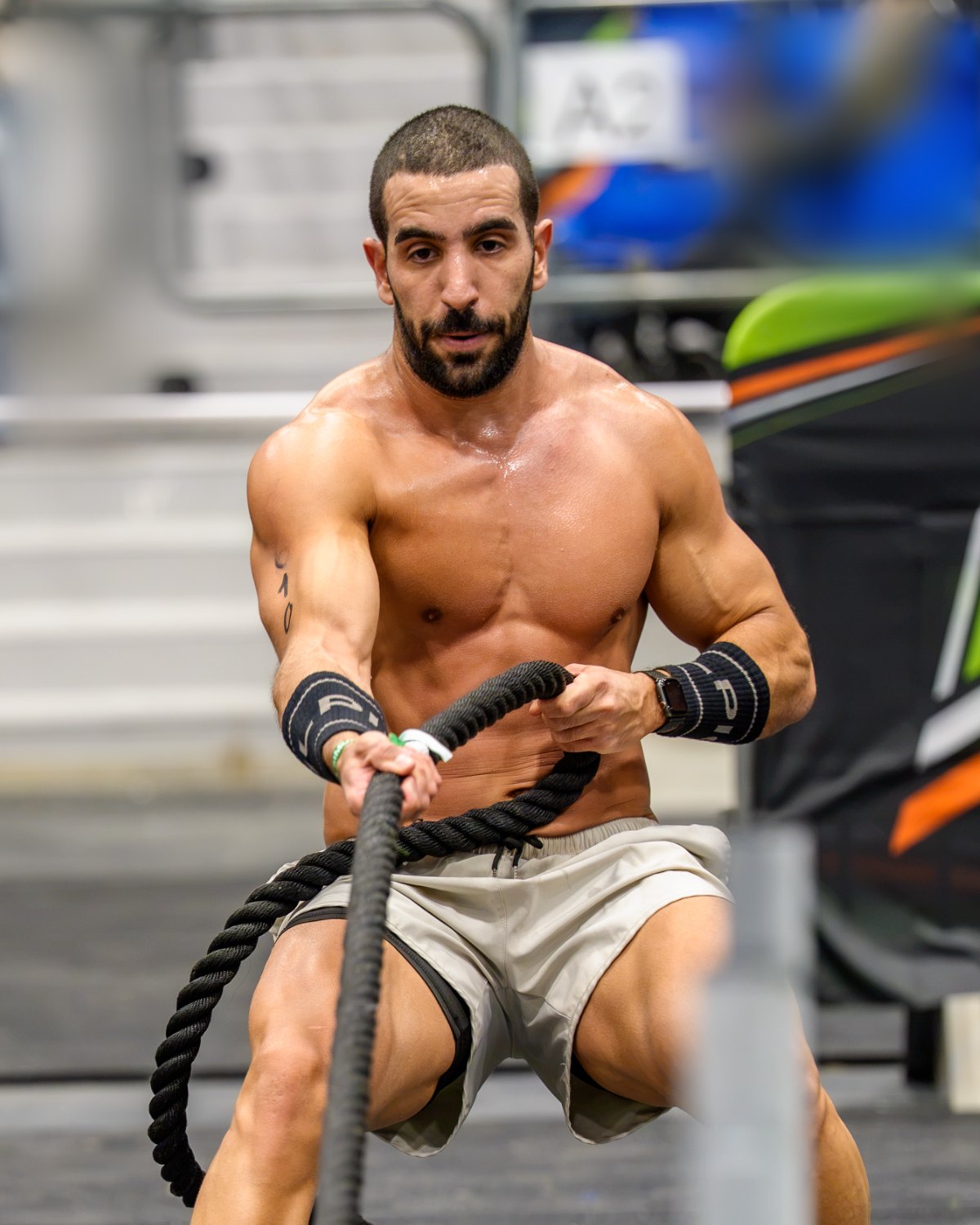 איתמר אילוז באמצע אימון חבלים בתחרות