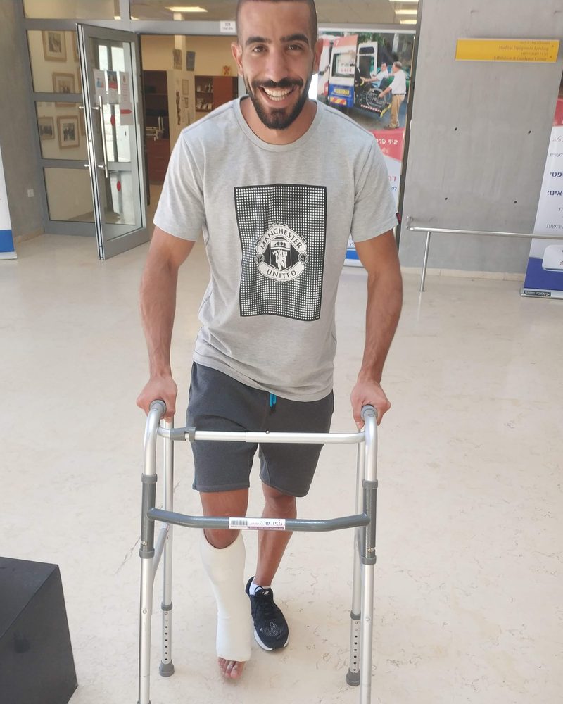 איתמר אילוז ב־2018 עם הליכון, אחרי קרע בגיד אכילס